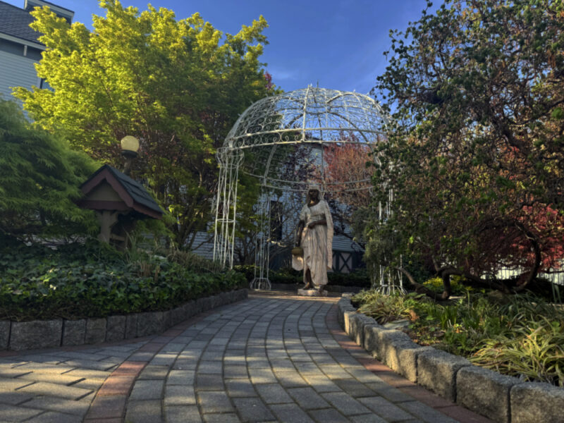 Mysterious Garden with statue of a woman, The Empress