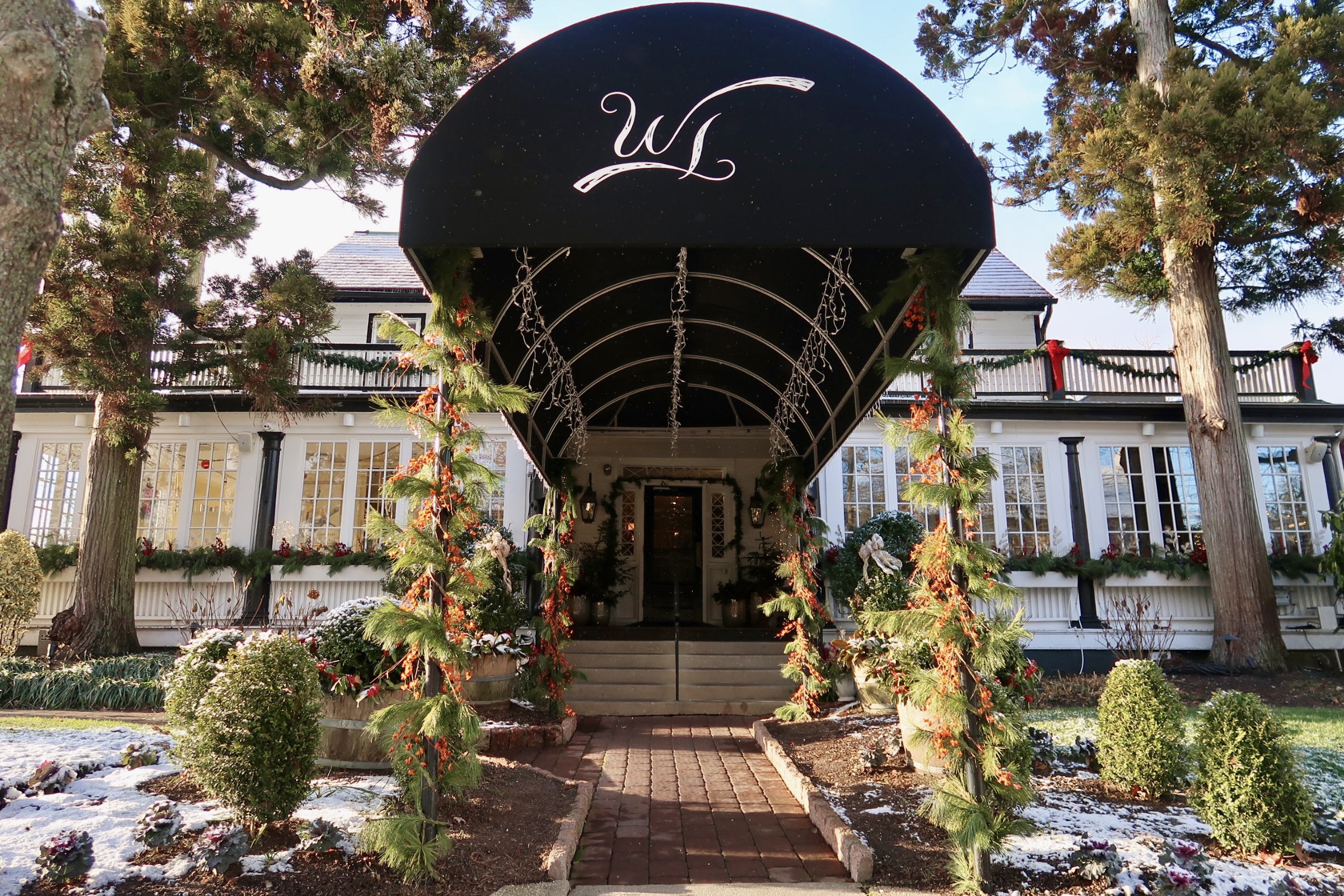 The Washington inn dressed up for Christmas on a snow day